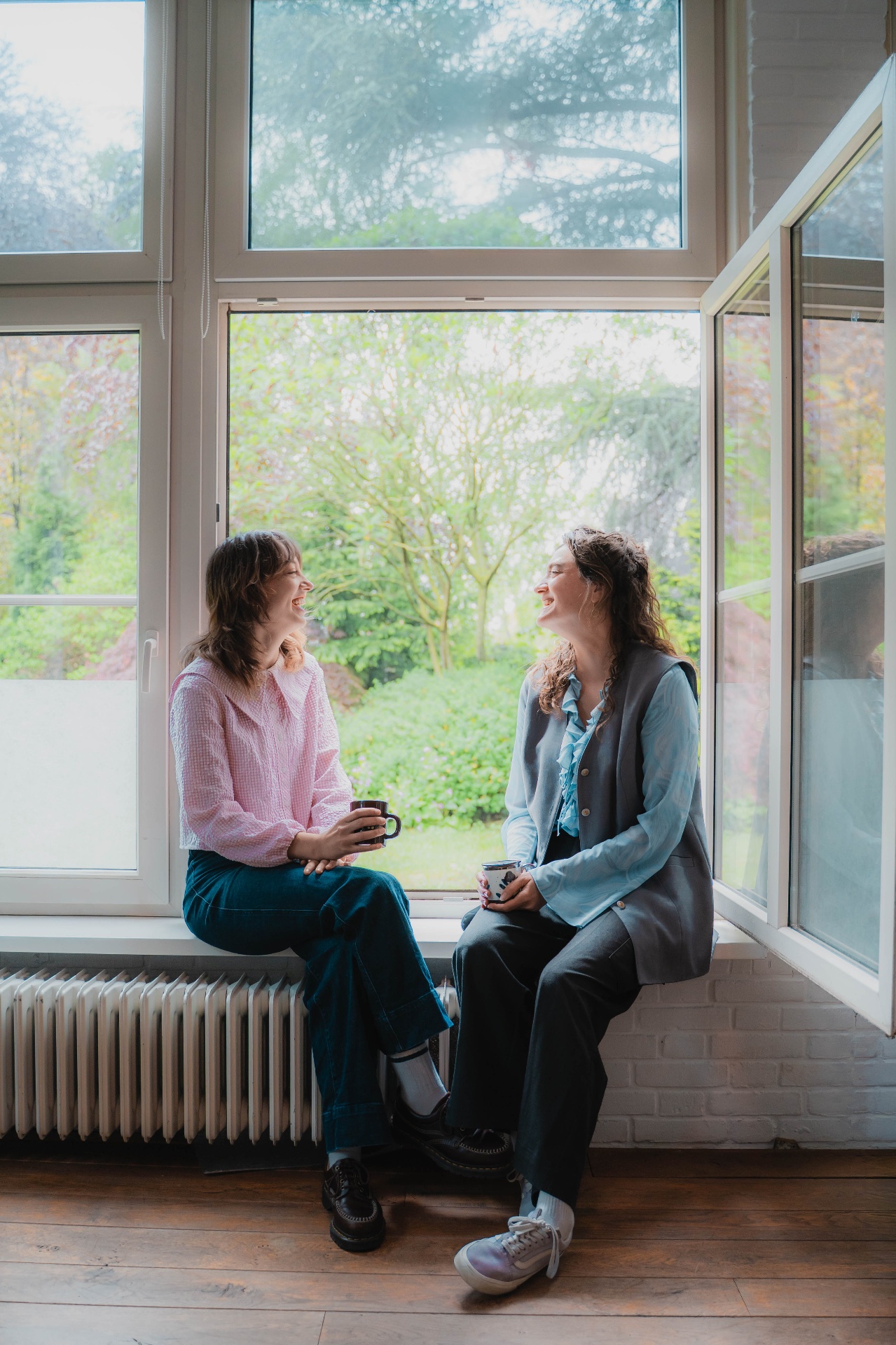 Evelien en Lisa in gesprek bij het raam