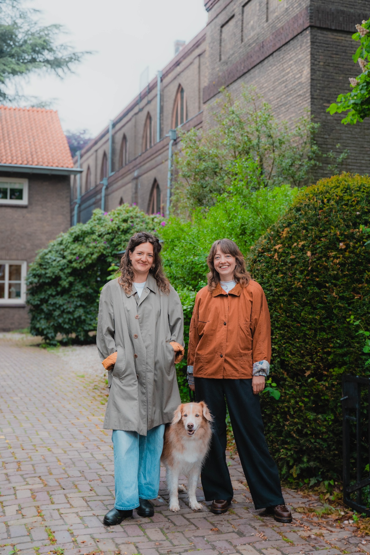 Evelien en Lisa bij de praktijk